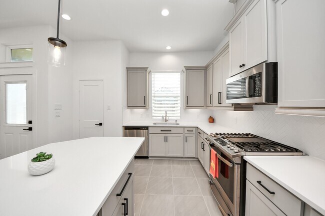 Building Photo - 1522 Crystal Stream Dr