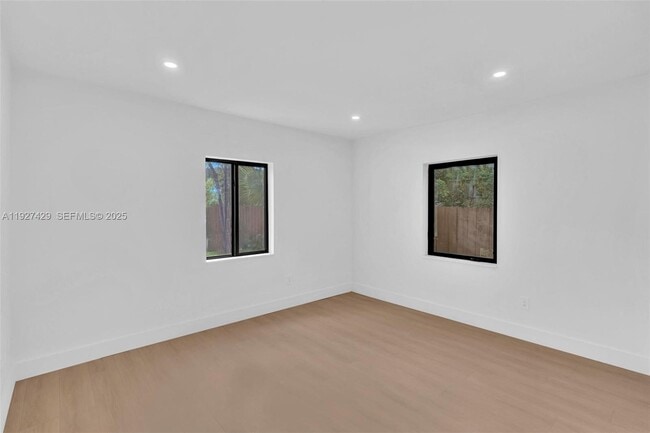 Building Photo - 1123 NE 1st Ave.