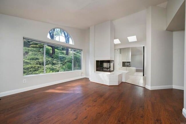 Building Photo - Beautiful 4Br/2.5Ba Home With Private Yard...