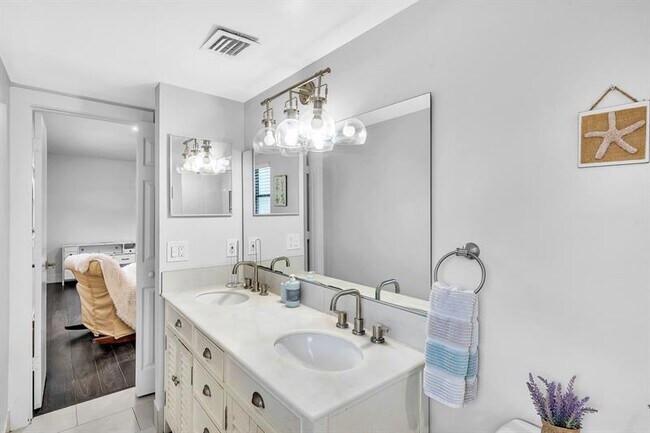 Building Photo - 10962 57th Pl S