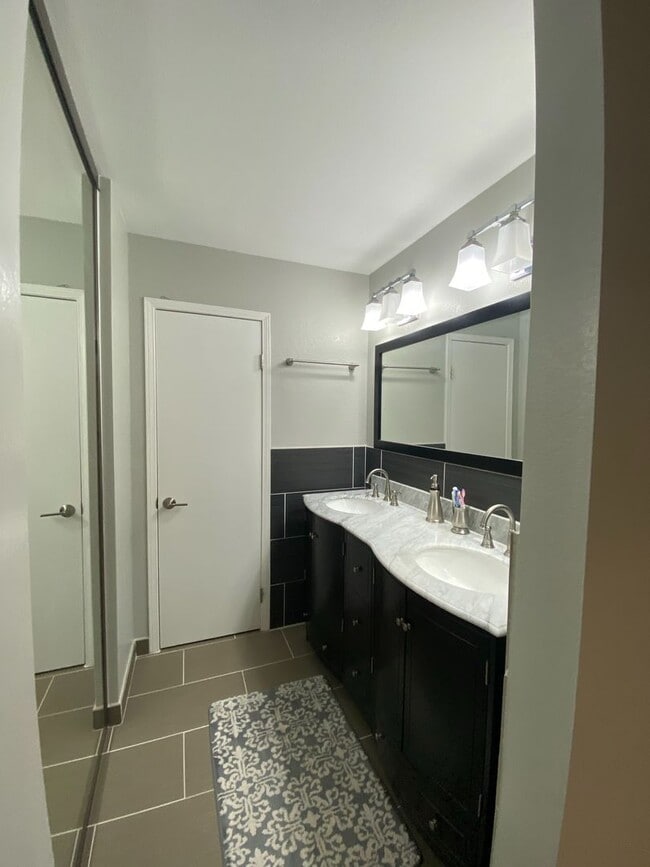 Building Photo - 3 bed, 2 1/2 bath fully remodeled unit in East Simi Valley