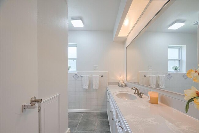 Building Photo - 5115 Kingfisher Dr