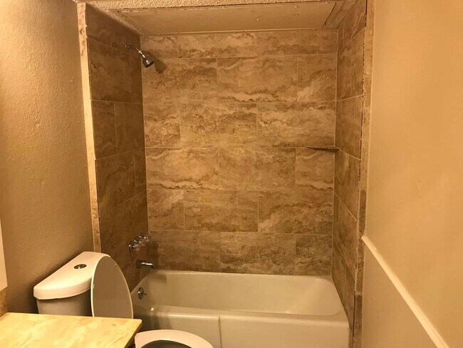 Building Photo - 1129-1131 Suburban Drive