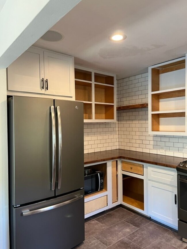 Building Photo - Storybook single family home in Tahoe Park...