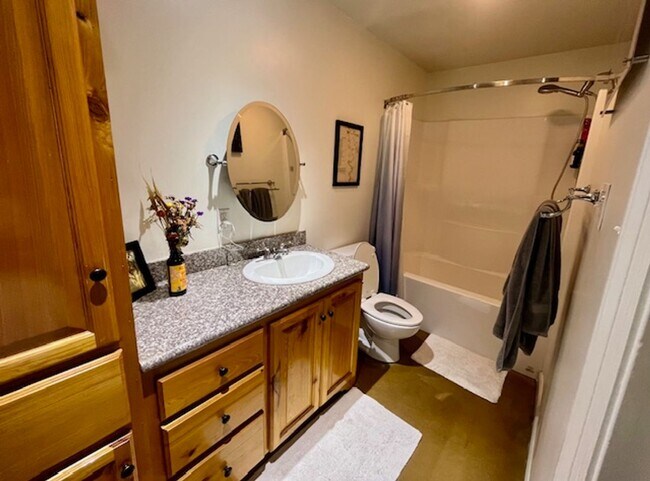 Building Photo - One Bedroom Studio Utilities included