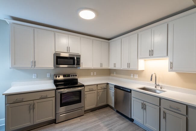 Building Photo - 2571 S Kinnickinnic Ave