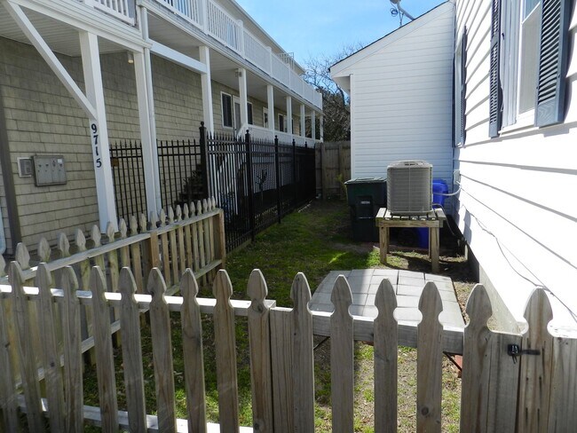 Building Photo - Come live at the Bay! Two Bedroom Willoughby Beach Cottage Available August 1st