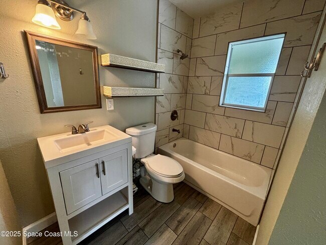 Building Photo - 1525 Island Dr