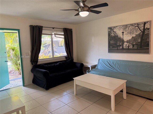 Building Photo - 1104 N 17th Ct