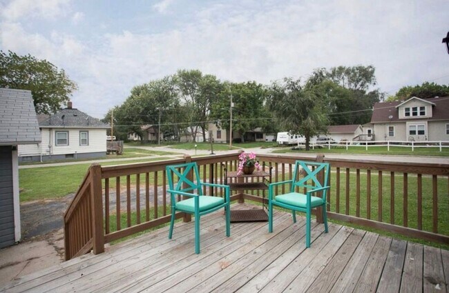 Building Photo - 3x2 corner lot w/ fenced backyard