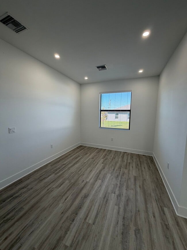 Building Photo - 4224 NE 22nd Pl