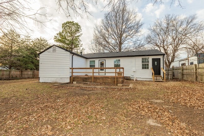 Building Photo - Beautiful 3 bedroom 1 bath, Available in April!