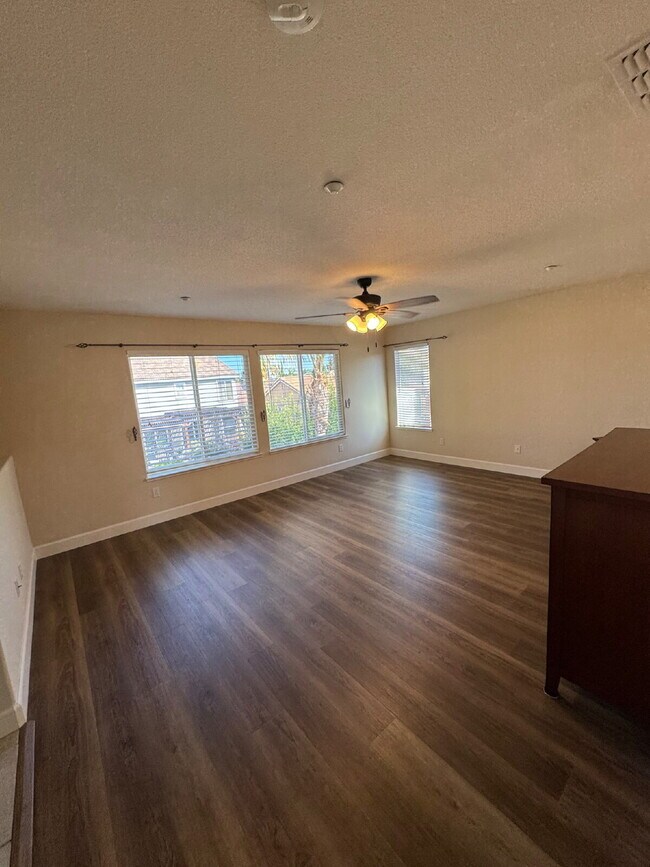 Building Photo - Beautiful 4 Bedroom, 3 Full Bath in Perfec...