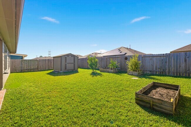 Building Photo - 3935 Country Club Dr