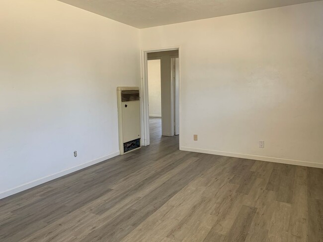 Building Photo - 2 Br 1 Ba Available Now