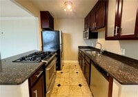 Building Photo - 700 E 8th St