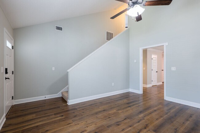 Building Photo - Don't Miss Out On This One!