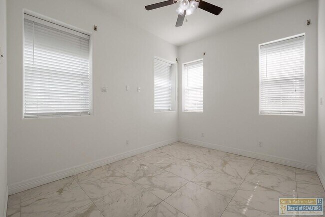 Building Photo - 110 E Retama St
