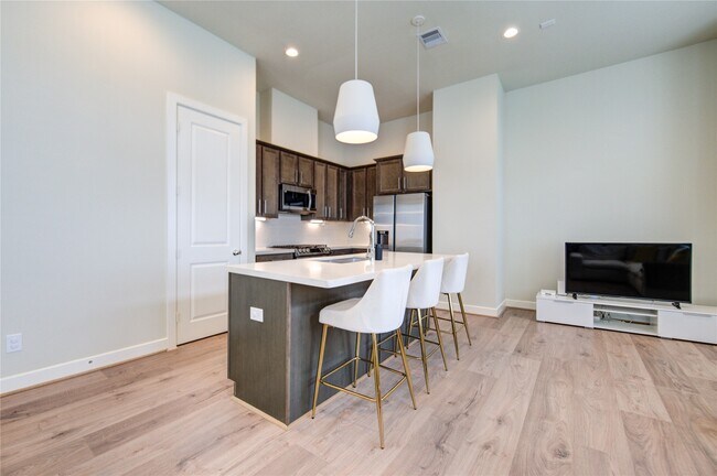 Building Photo - 730 Carriage Knls Dr