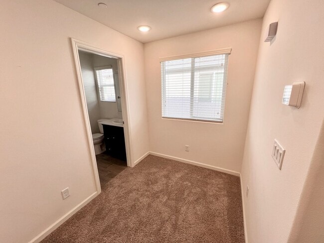 Building Photo - $2,300 Alluvial & Fowler, 3 Beds - Chennau...