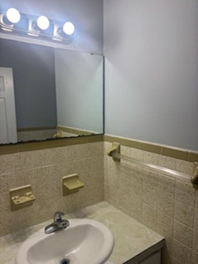Building Photo - Spacious 3 Bedroom in the heart of Clifton