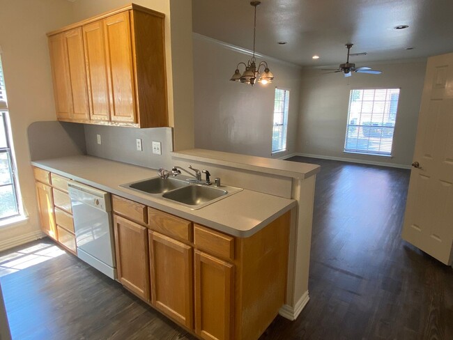 Building Photo - 2 Bedroom Townhome in Denton