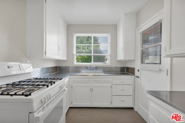 Building Photo - 4121 Santo Tomas Dr