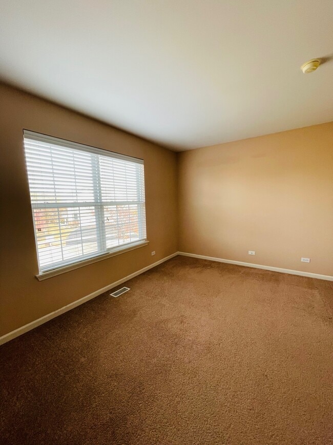 Building Photo - 2401 Sunshine Ln