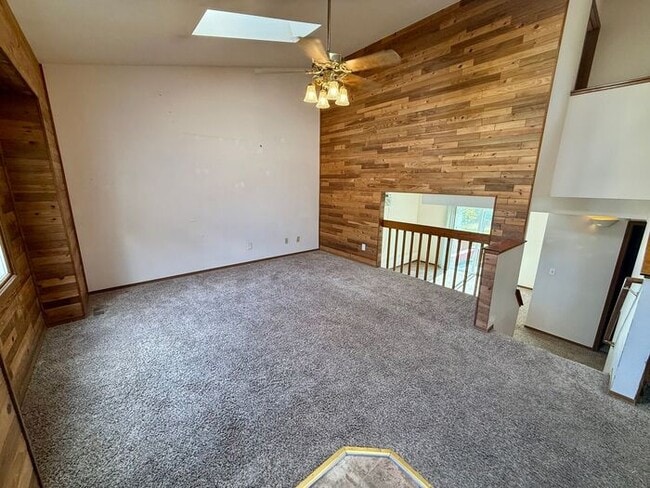 Building Photo - 3 Bedroom 2 Bath Tri Level Home with 2 Car...