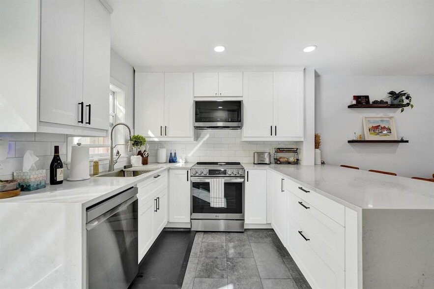 Building Photo - 120 NE 20th Ct