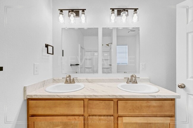 Building Photo - Fully Renovated 4 Bed / 2 Bath in Bay Mine...