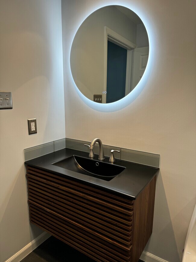 Building Photo - 1303 Golden Pl