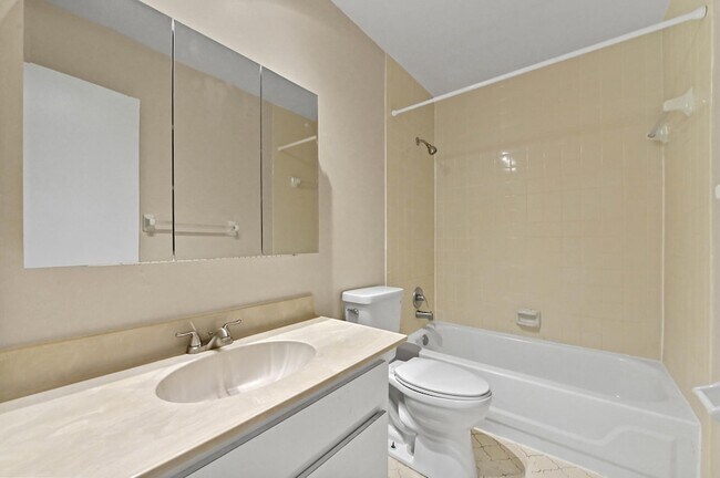 Building Photo - 1606 Shaker Cir