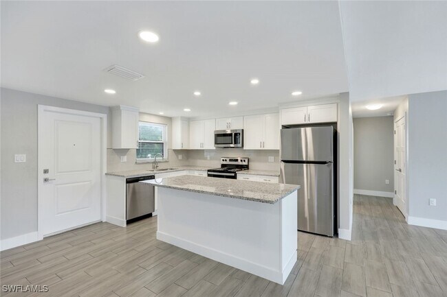 Building Photo - 4950 Esplanade St