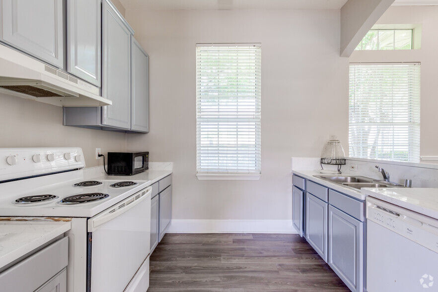 Clubhouse Kitchen - Matthew Ridge Apartments