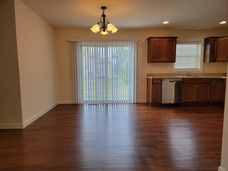 Building Photo - 5231 Summerfield Dr