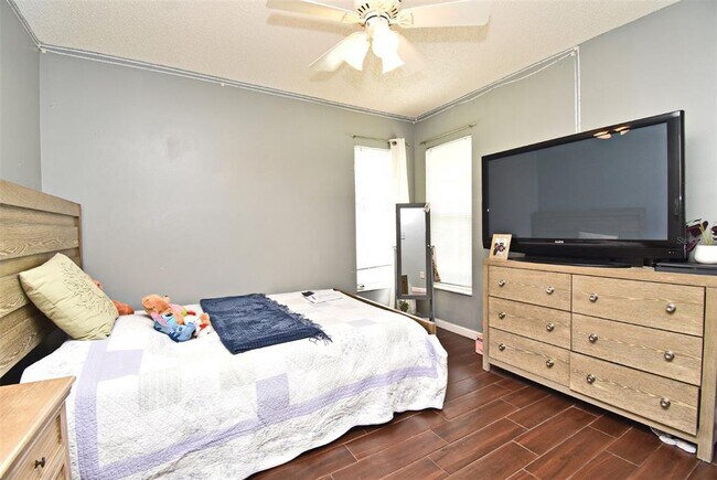 Building Photo - 302 Shadydale Ct