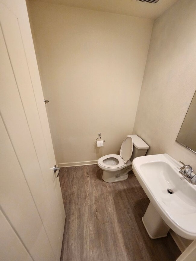 Building Photo - Gorgeous Tri-level Townhouse 3 beds 3 1/2 ...