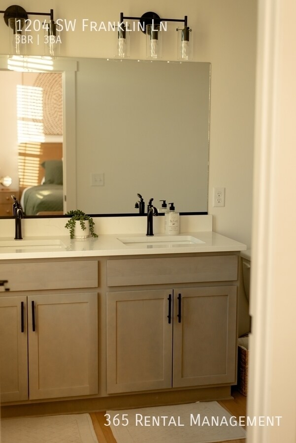 Building Photo - 1204 SW Franklin Dr