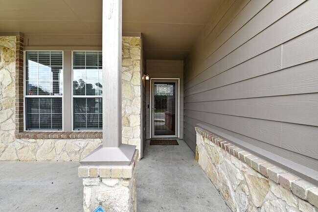 Building Photo - 5 bed | 3 bath | Corner lot | Fully remode...