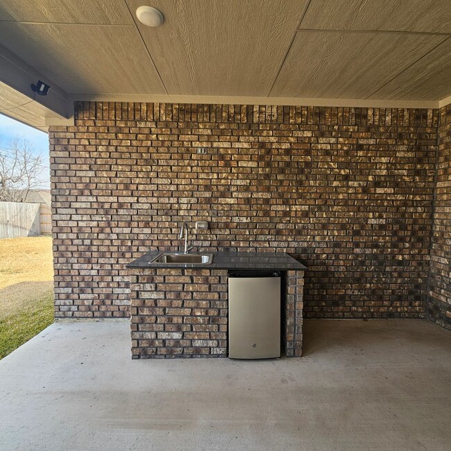 Building Photo - Beautiful new custom home