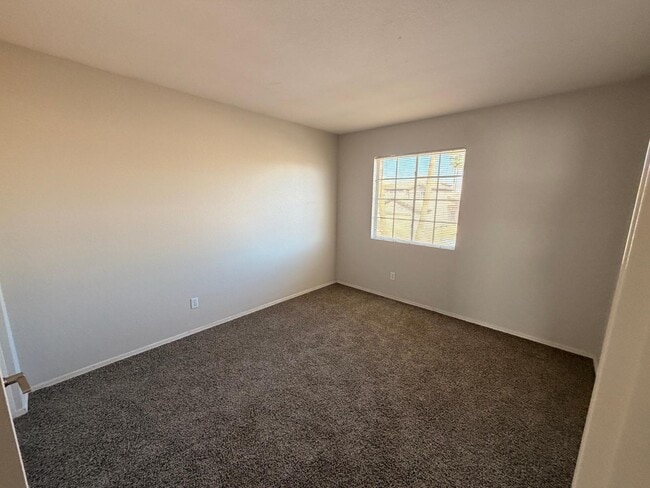 Building Photo - 7611 W Cinnabar Ave