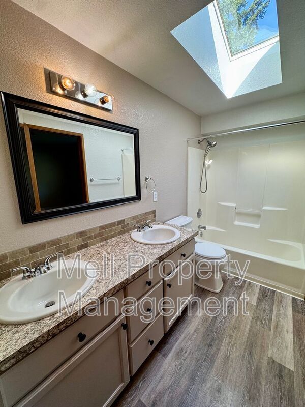 Building Photo - 71 E Rainbow Dr