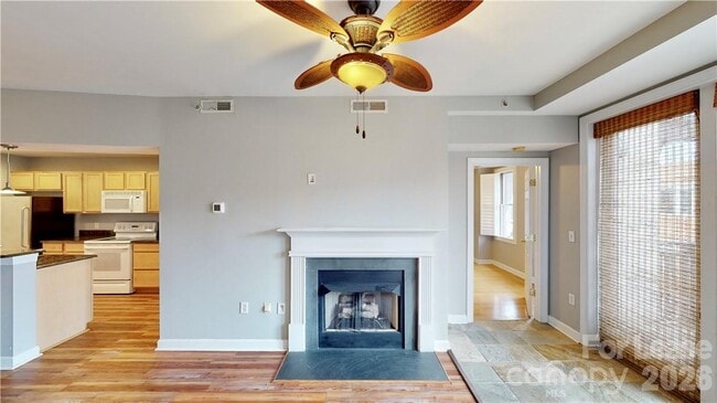 Building Photo - 718 W Trade St