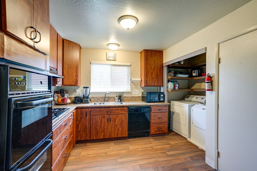 Building Photo - 542 Sheridan St