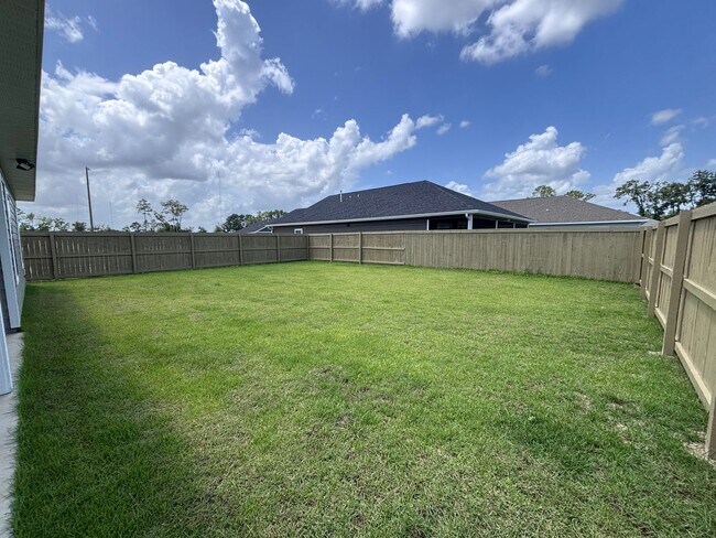 Building Photo - Welcome to this beautifully built 3-bedroom, 2-bathroom