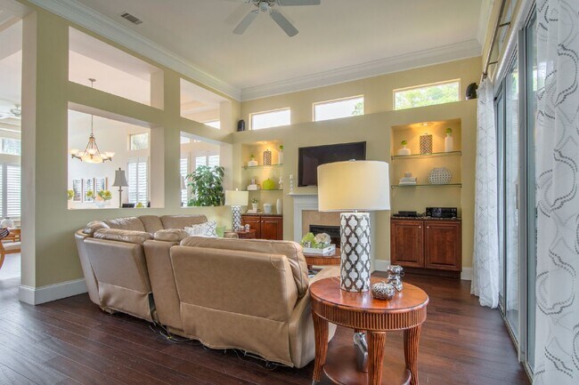 Building Photo - "Charming 3 Bed, 2.5 Bath Rental in Blufft...