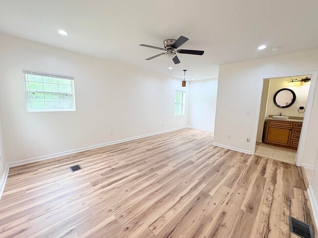 Building Photo - 212 Barbourville Dr