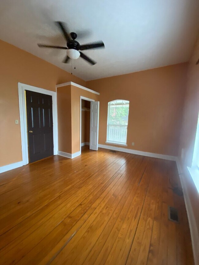 Building Photo - 2 Bedroom House with Fenced Backyard near ...