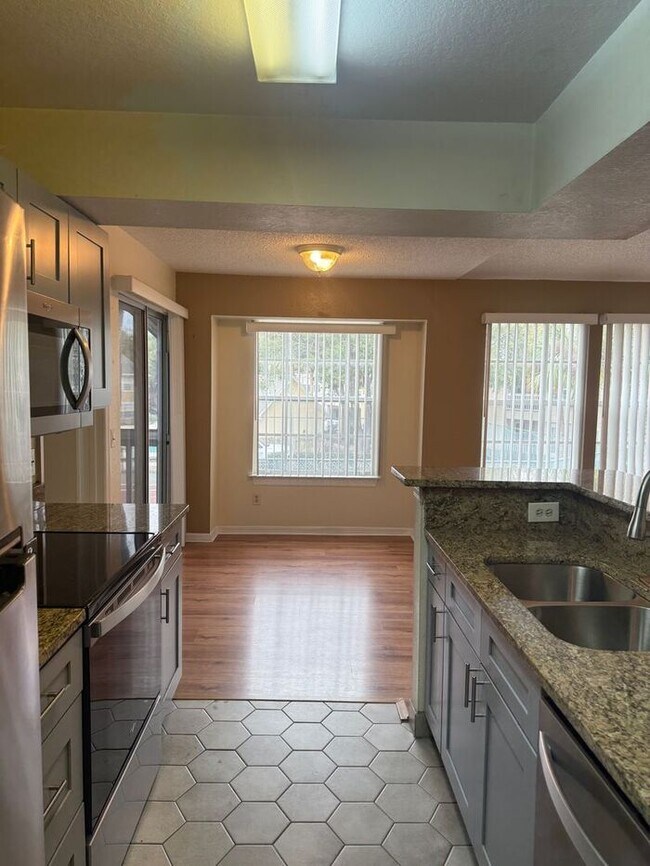 Building Photo - Beautifully remodeled 2/2 condo in Tradewinds, Metrowest!